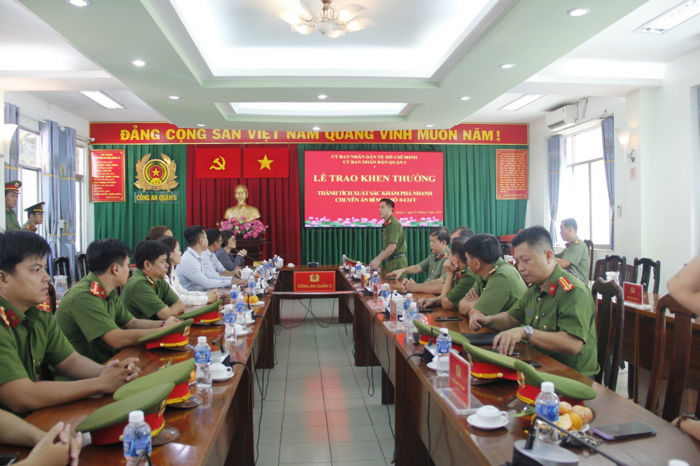 Đại tá Huỳnh Trung Phong, Trưởng Công an quận 5 báo cáo với lãnh đạo quận 5