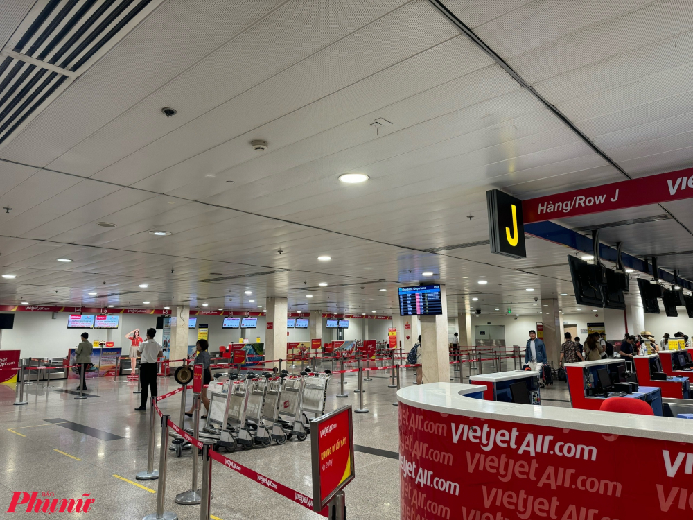 Tượng tự, một số khu vực check-in tại Cảng nhộn nhịp như tại quầy của Vietjet Air và Vietnam Airlines lượng cũng khá vắng vẻ trong ngày 1/5.