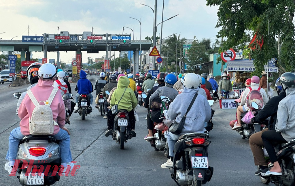 Tại trạm thu phí cầu BOT Rạch Miễu (huyện Châu Thành, tỉnh Bến Tre), hướng miền Tây đi TPHCM, lượng phương tiện (chủ yếu là xe mô tô) bắt đầu tăng dần lên