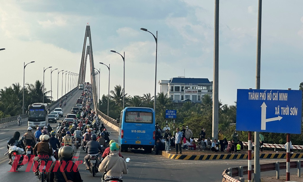 Tại cầu Rạch Miễu, hướng miền Tây đi TPHCM, lượng phương tiện đông nghịt vào chiều 1/5