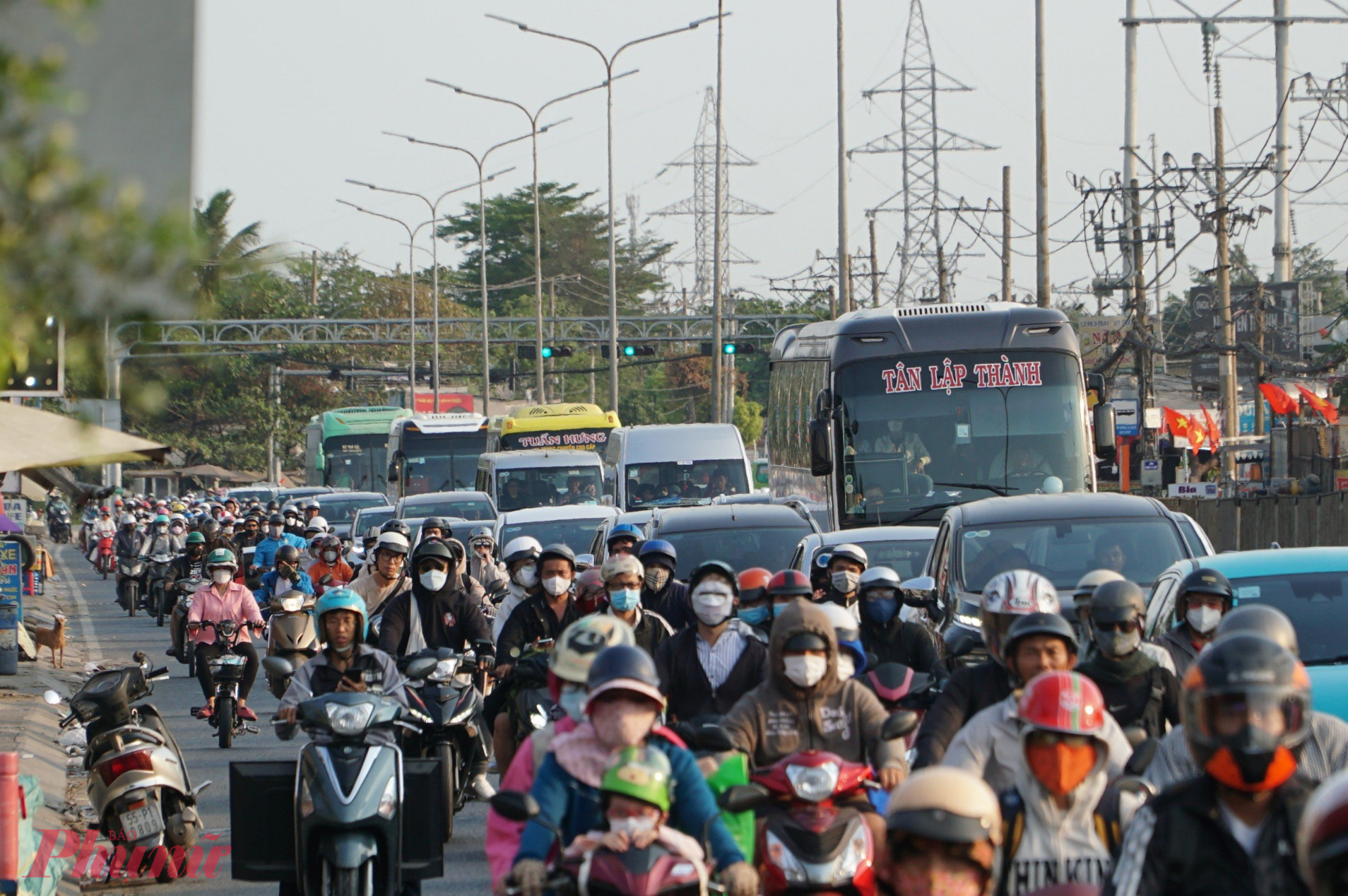 16h30 Trên quốc lộ 1 đoạn qua huyện Bình Chánh, ôtô khách liên tục nối đuôi nhau theo hướng từ các tỉnh miền Tây trở lại thành phố. 