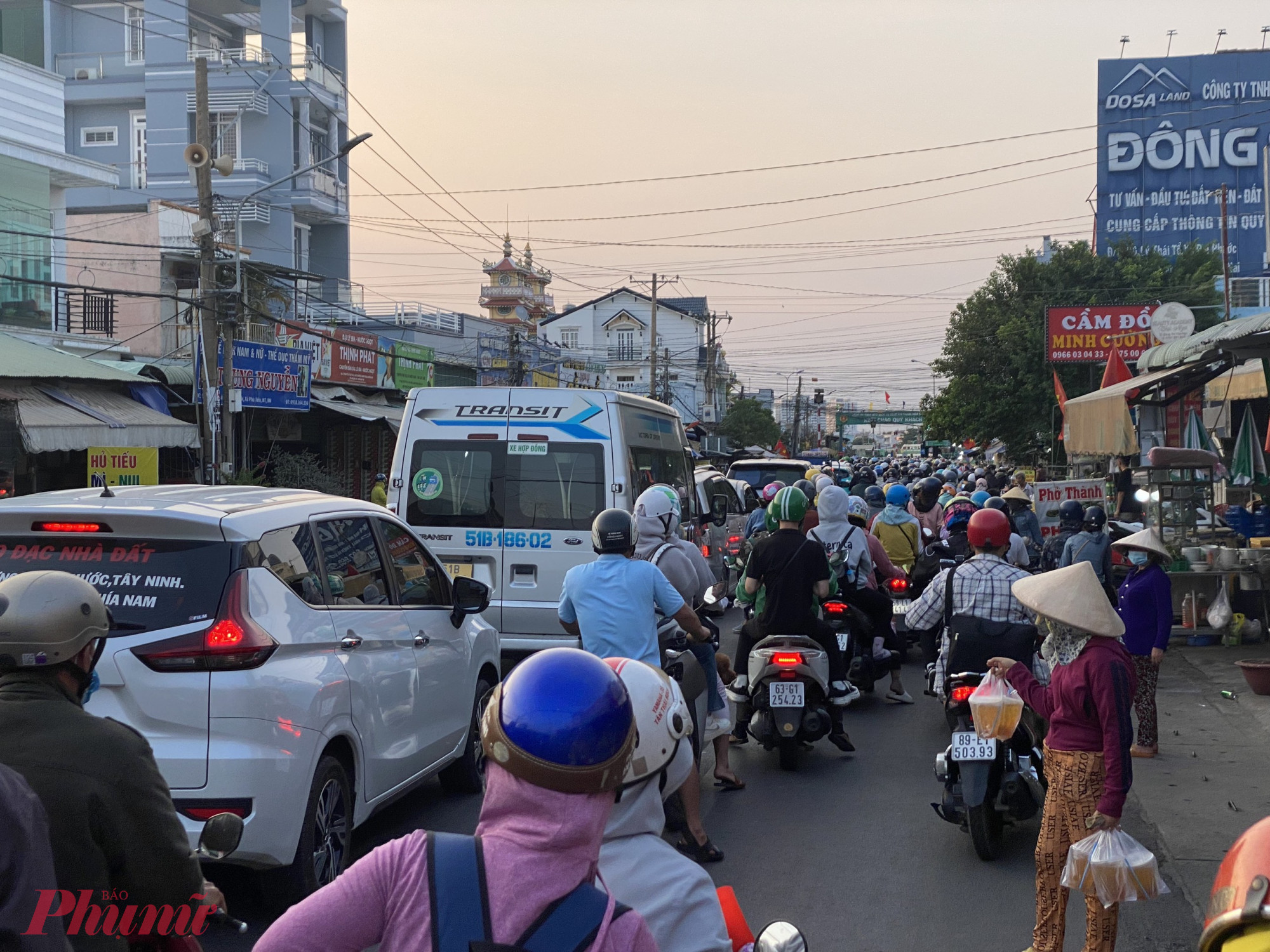 Càng về tối, các phương tiện lại lại càng đông, bắt đầu xảy ra cảnh ùn ứ.