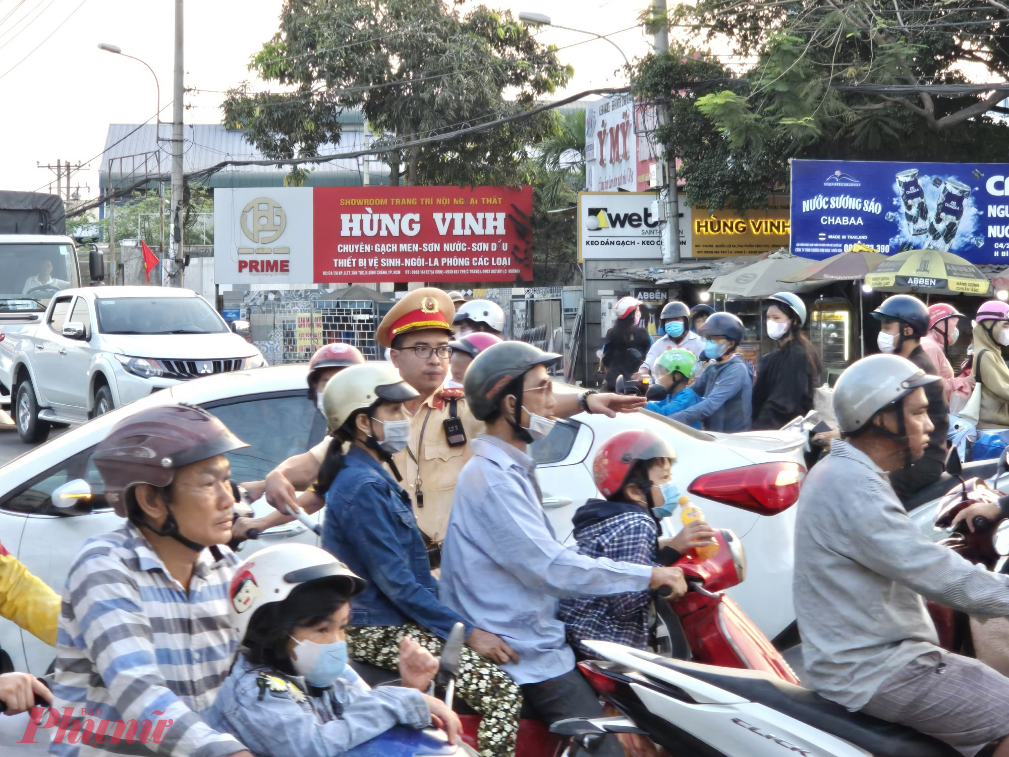 Lực lượng CSGT đã căng mình phần luồng các phương tiện, nhằm đảo bảo hình hình giao thông ổn định