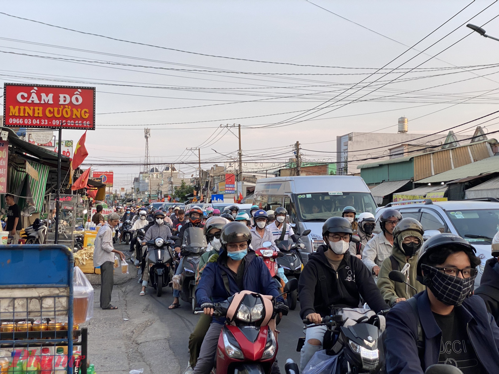 17h45 tại đường  Lý Thái Tổ, huyện Nhơn Trạch, Đồng Nai nhiều ô tô, xe máy đang đứng chờ phà Cát Lái về TPHCM. 