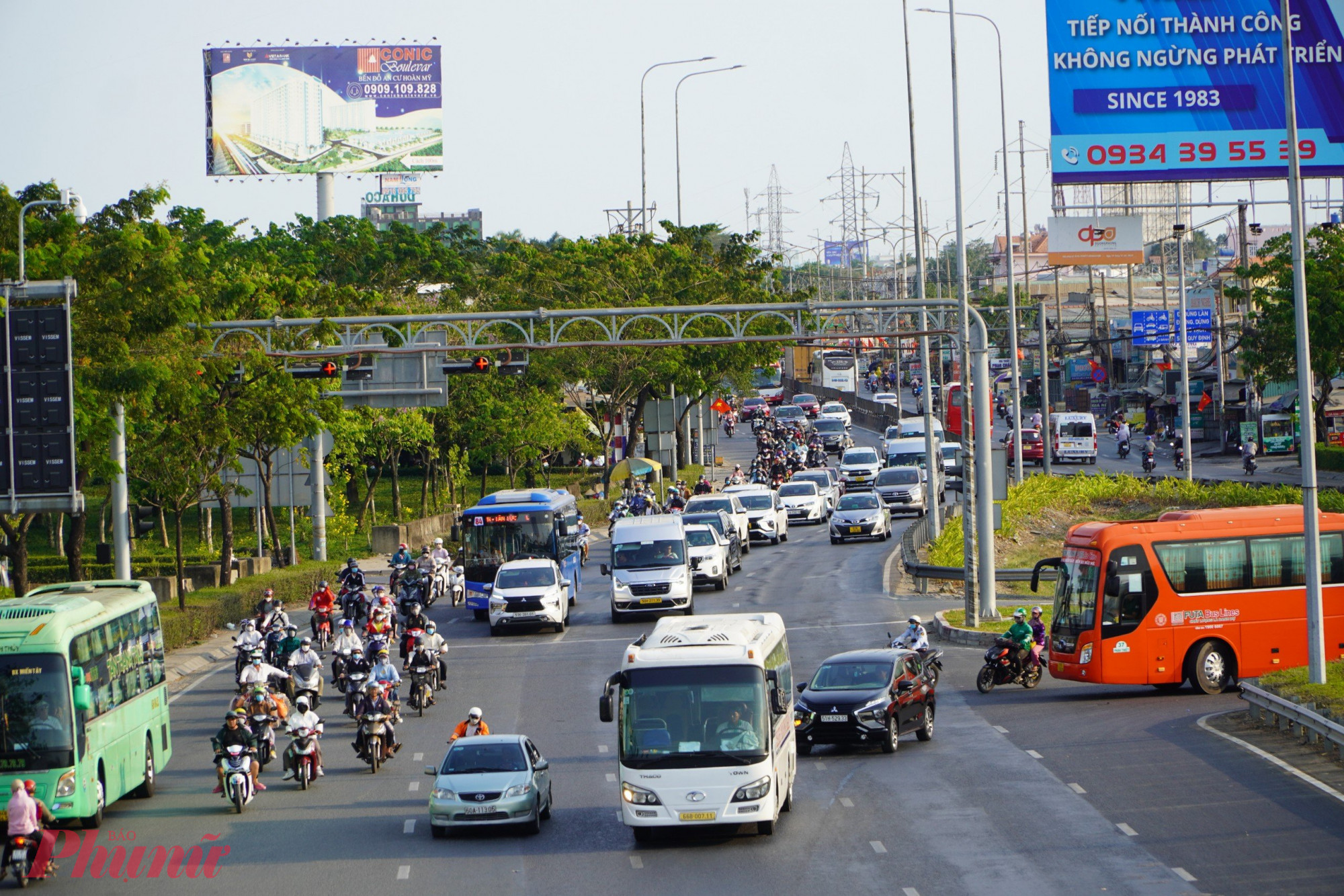 Càng về gần bến xe miền tây, lượng xe trở nên ít dần, đường xá thông thoáng hơn