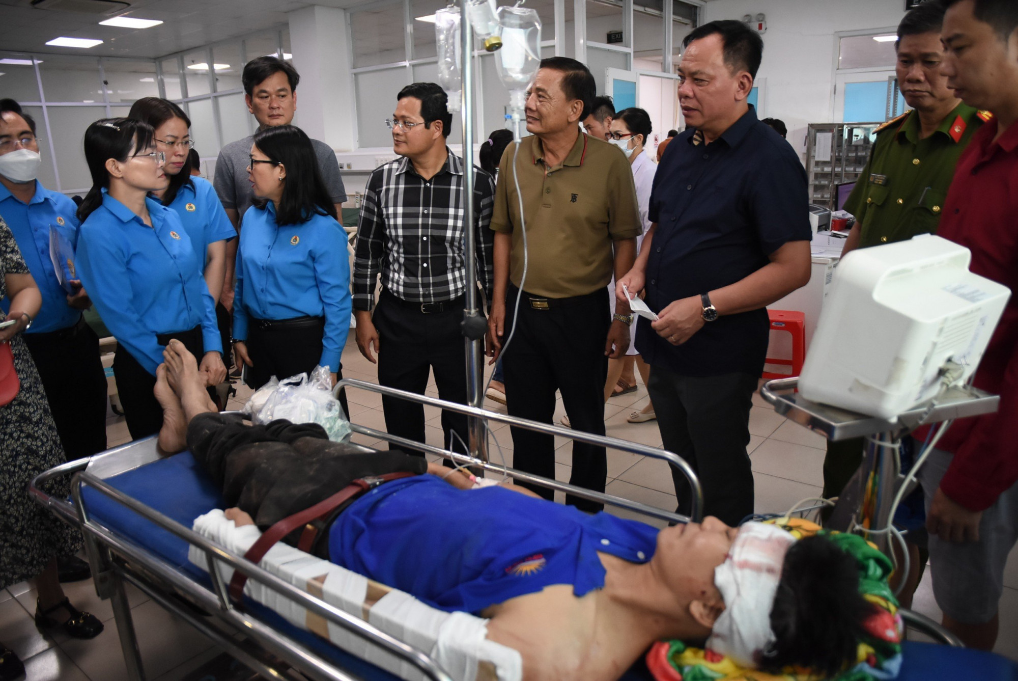 Quyền Chủ tịch UBND tỉnh Đồng Nai Võ Tấn Đức thăm hỏi nạn nhân.