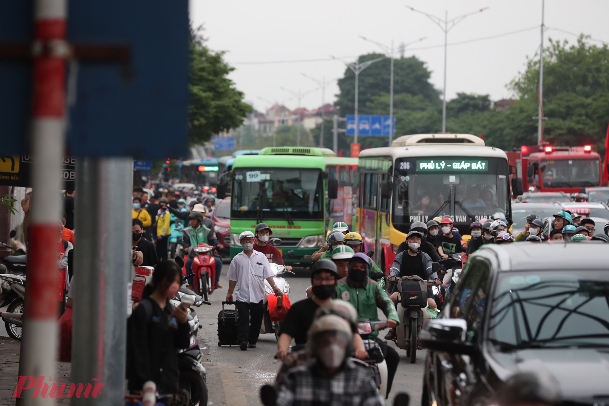 Càng về chiều tối, lượng khách cập bến xe Giáp Bát càng đông đúc.