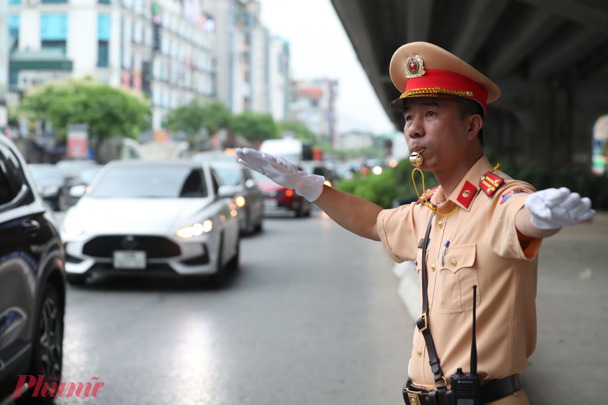 Để đảm bảo giao thông thông thoáng, an toàn cho người dân quay lại Thủ đô, các tuyến đường đều có CSGT túc trực phân luồng.