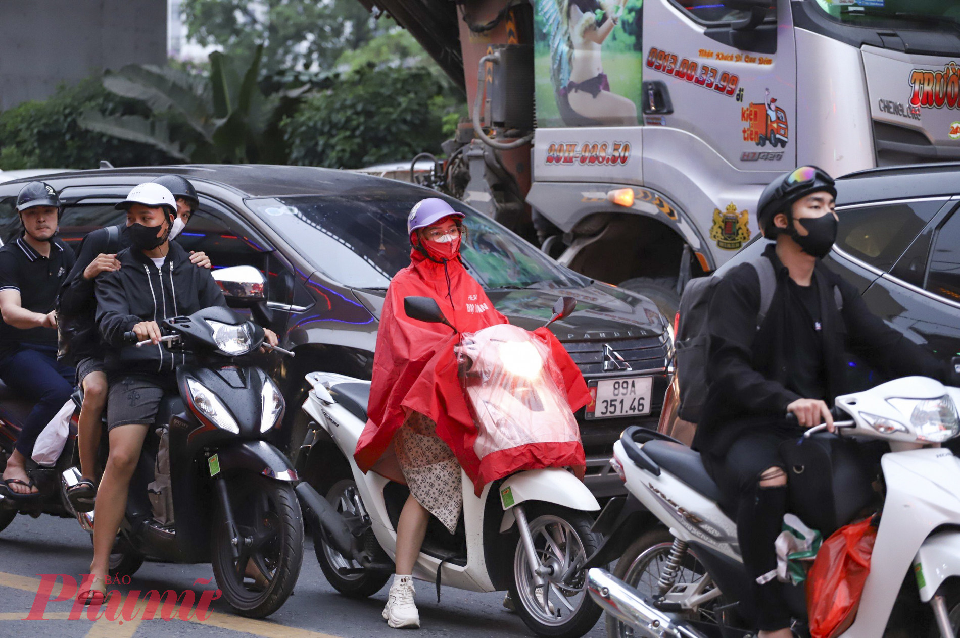 Đến khoảng 18g, Hà Nội có mưa, lượng phương tiện càng tăng mạnh. người dân càng chật vật hơn khi di chuyển đến nơi sinh sống, chuẩn bị cho ngày làm việc đầu tiên sau kỳ nghỉ lễ.