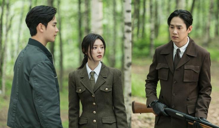 Một cảnh trong loạt phim “Queen of Tears,” có sự góp mặt từ trái, Baek Hyun-woo (Kim Soo-hyun), Hong Hae-in (Kim Ji-won) và Yoon Eun-seong (Park Sung-hoon) 
