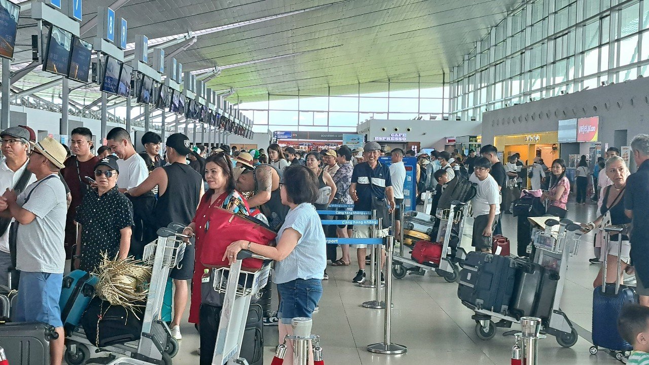 Chiều 1/5, nhiều du khách làm thủ tục ở sân bay Phú Quốc để rời đảo ngọc sau những ngày nghỉ lễ