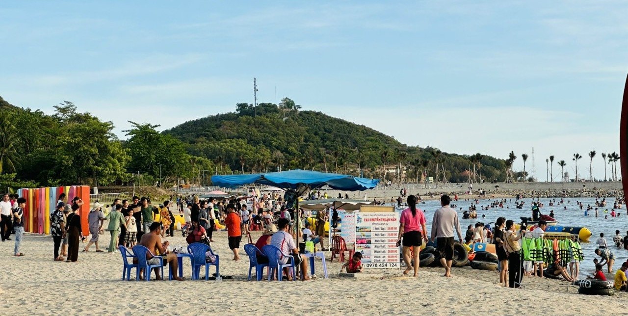 Rất đông du khách tắm biển ở Hà Tiên (Kiên Giang)