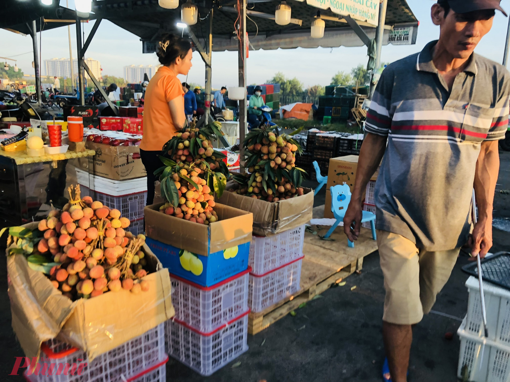 Bình thường, trong khoảng thời gian từ 5-6g sáng, khu vực bán trái cây lẻ tại chợ Bình Điền khá 5-6g giờ sáng, khu vực 