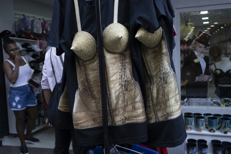 những món hàng lấy cảm hứng từ ngôi sao nhạc pop Mỹ Madonna, trong đó có áo nịt ngực hình nón, tại một cửa hàng ở Rio de Janeiro  Ảnh: AFP
