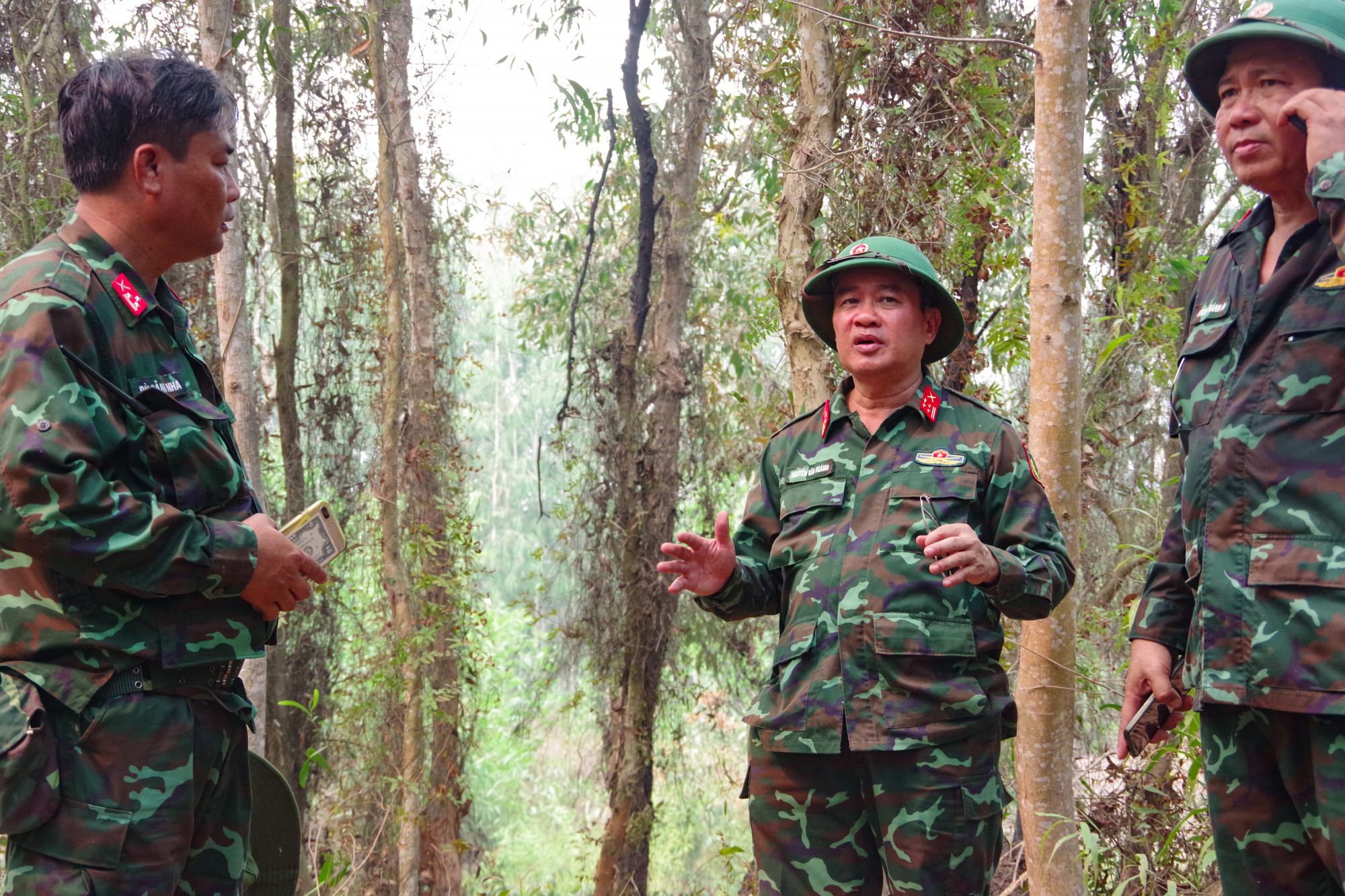 Đại tá Nguyễn Văn Ngành - Chỉ huy trưởng Bộ CHQS tỉnh Kiên Giang đã trực tiếp đến hiện trường nắm tình hình và chỉ đạo các lực lượng tổ chức nhiều biện pháp để dập lửa, ngăn đám cháy lây lan ra các khu vực khác. 