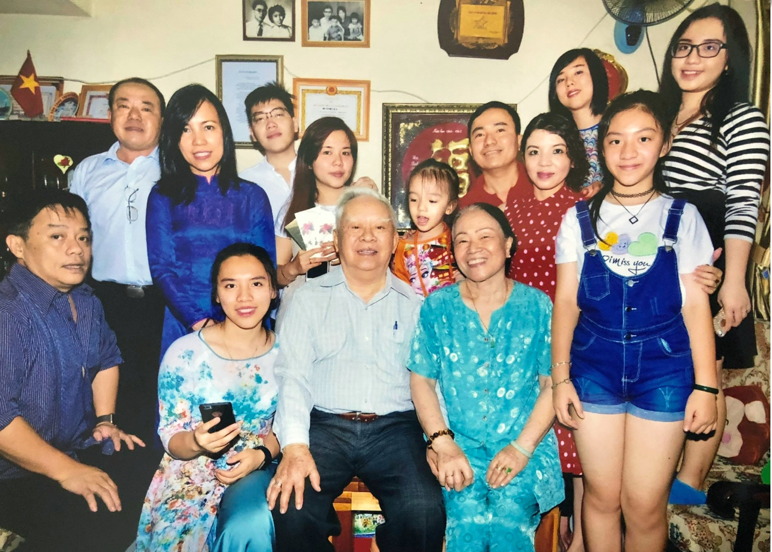 Chuyên gia tâm lý Hồ Thị Tuyết Mai cùng ông xã - phó giáo sư, tiến sĩ sử học Huỳnh Lứa - trong niềm vui quây quần cùng con cháu