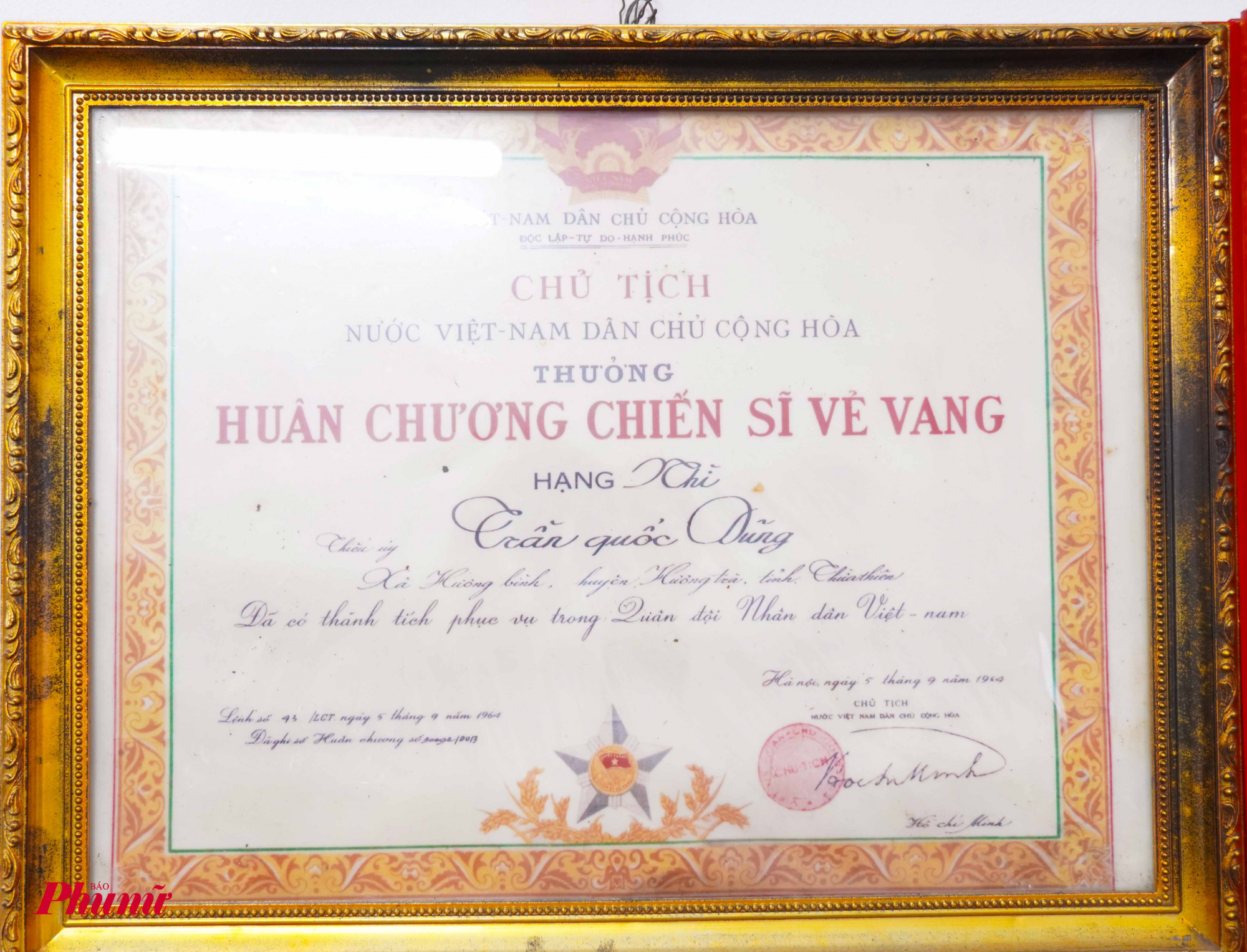 huân chương Chiến sĩ vẻ vang năm 1964 do Chủ tịch Hồ CHí Minh ký tặng.