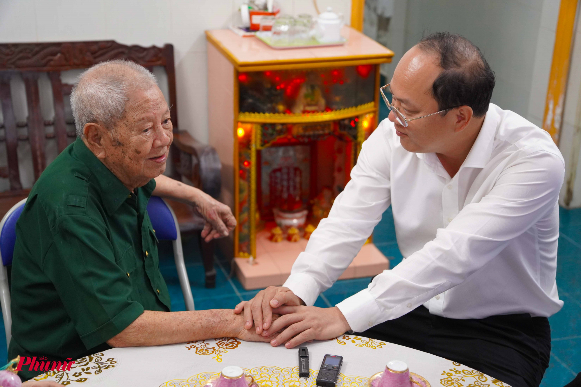 Ông Nguyễn Hồ Hải - Phó bí thư Thành ủy TPHCM, hỏi thăm tình hình sức khoẻ và chúc ông tiếp tục sống vui, khoẻ cùng con cháu.