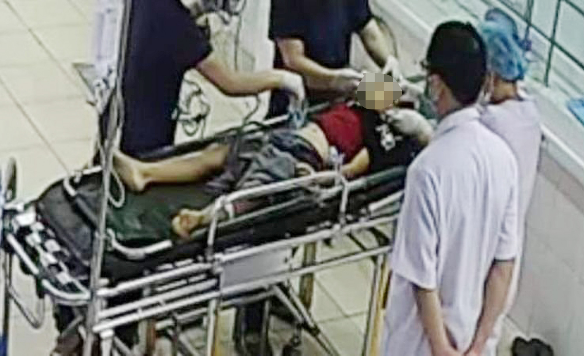 Bé Đ. được đưa vào bệnh viện cấp cứu song đã tử vong từ trước do vết thương quá nặng - Ảnh: Hồng Lĩnh