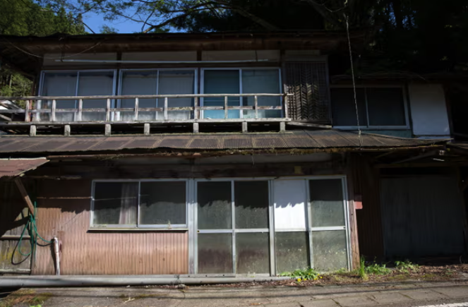 Ngôi nhà akiya bị bỏ hoang tại một ngôi làng nhỏ ở Miyoshi, Nhật Bản. Số liệu công bố trong tuần này cho thấy số lượng nhà bỏ trống ở Nhật Bản đã lên tới 9 triệu. Ảnh: Carl Court/Getty Images