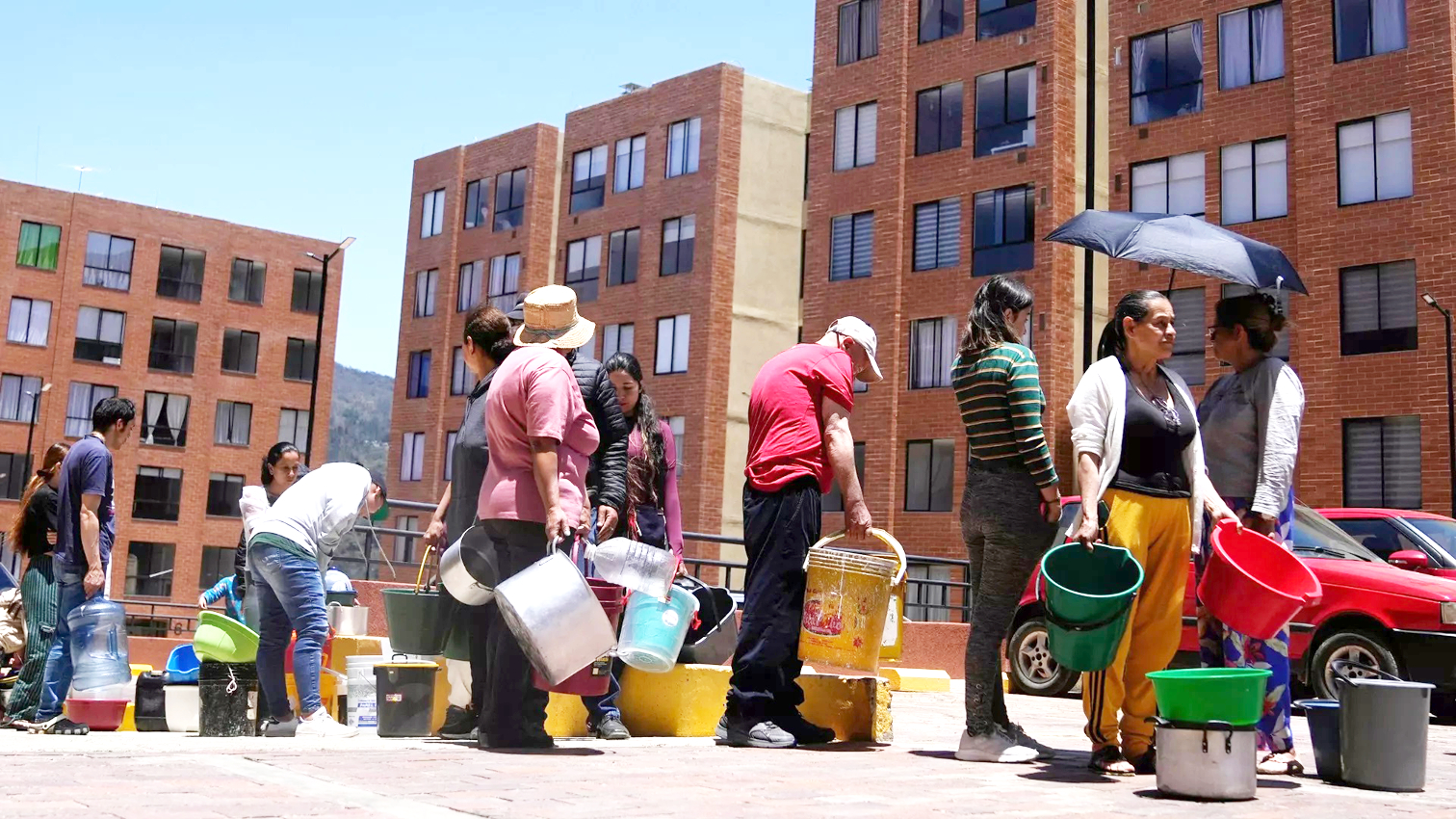 Người dân xếp hàng chờ lấy nước từ xe tải ở La Calera, ngoại ô Bogota, Colombia - Nguồn ảnh: AP