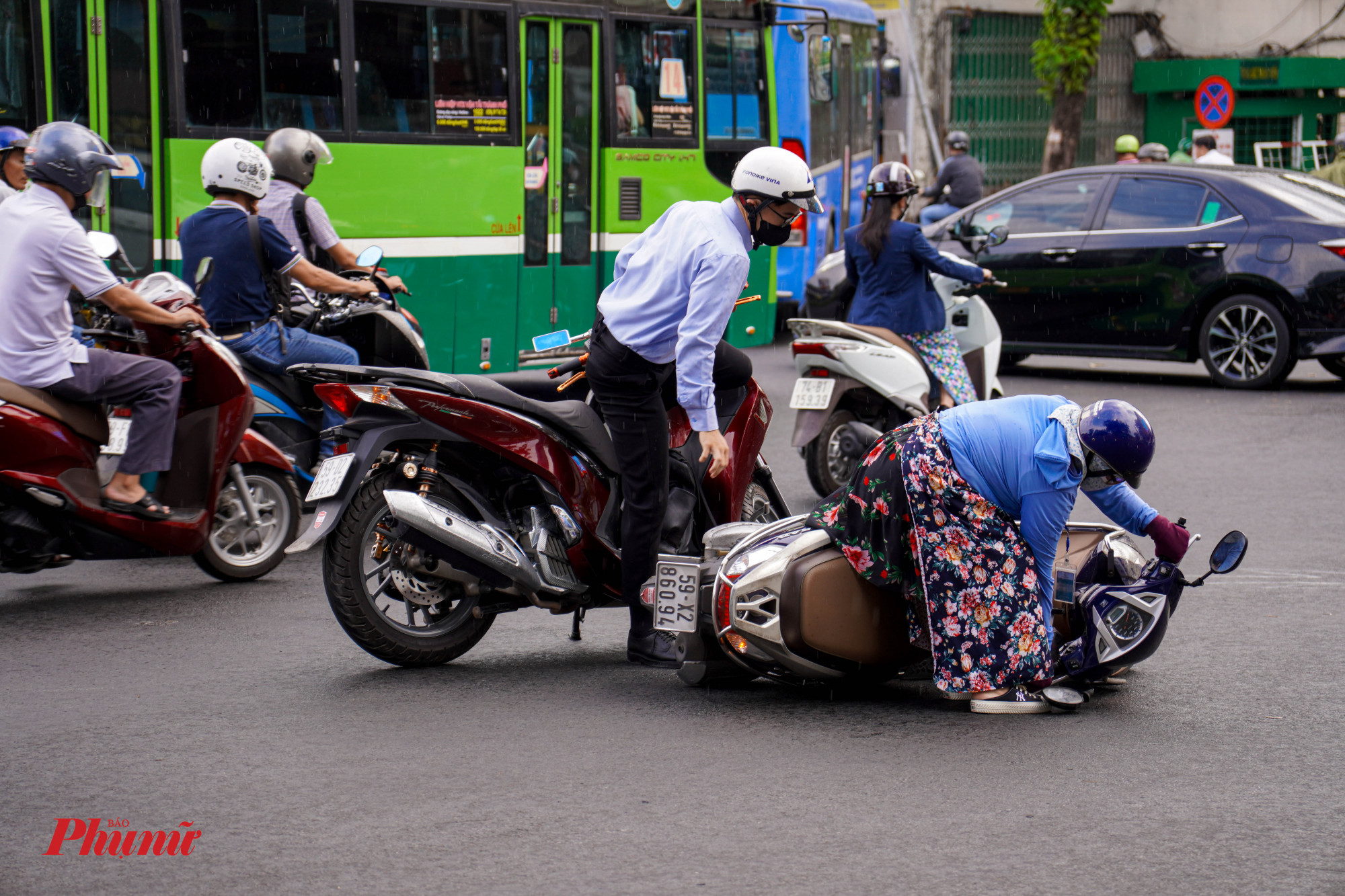 Do mưa vào giờ cao điểm cùng với mặt đường khá trơn trượt, nhiều ngời đã bị té ngã