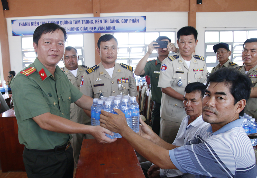 Công an tỉnh An Giang trao nước suối cho người dân khó khăn về nước ngọt ở huyện Gò Công Đông