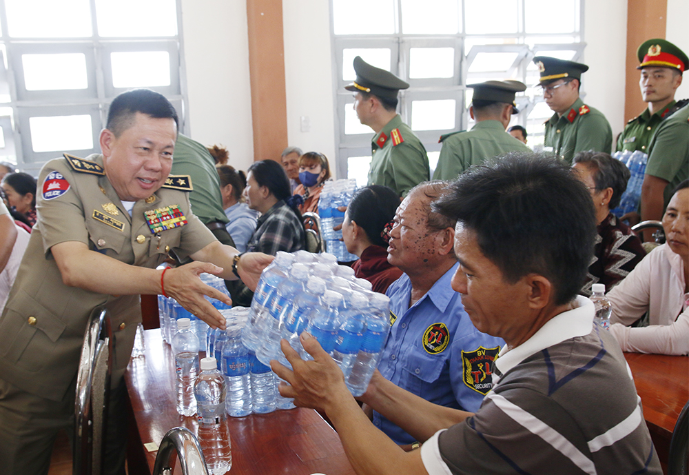 Thiếu tướng Top Sovan - Phó Giám đốc Công an tỉnh Kandal trao nước suối cho người dân ven biển Tân Thành