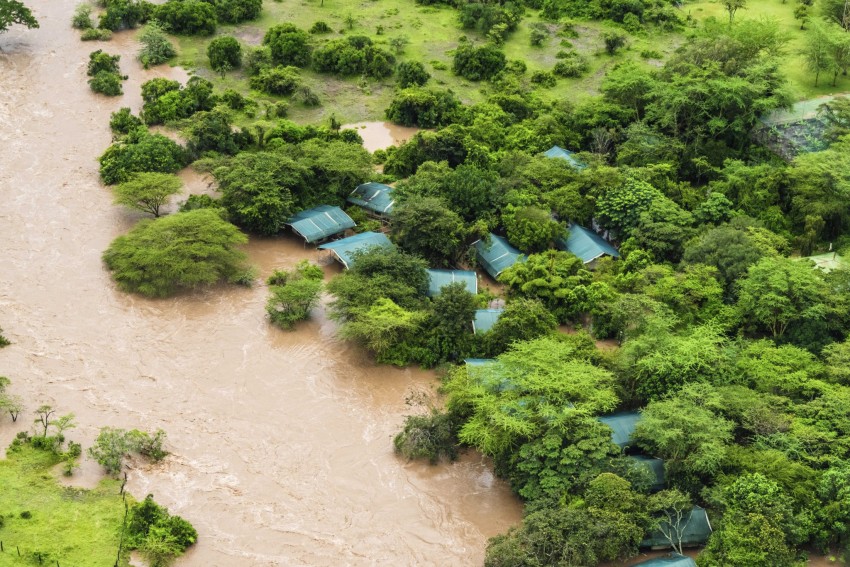  Khu bảo tồn quốc gia Maasai Mara bị ngập lụt, khiến hàng chục khách du lịch bị mắc kẹt ở Hạt Narok, Kenya - Ảnh: AP