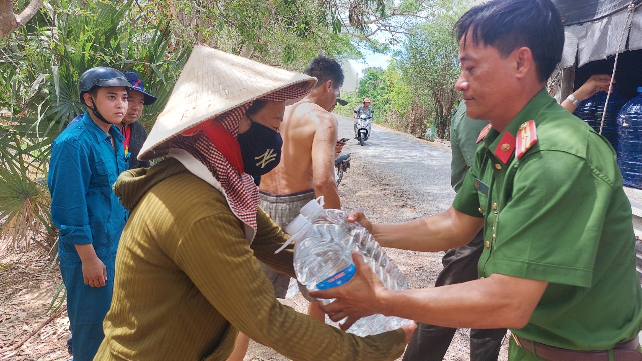 Công an tỉnh An Giang và tỉnh Sóc Trăng phối hợp hỗ trợ nước cho người dân huyện Trần Đề, ngày 3/5. 