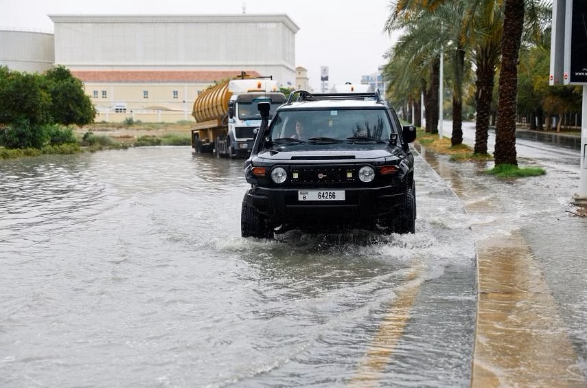 Một con đường ngập nước ở Dubai, UAE vào ngày 2/5 - Ảnh: Reuters