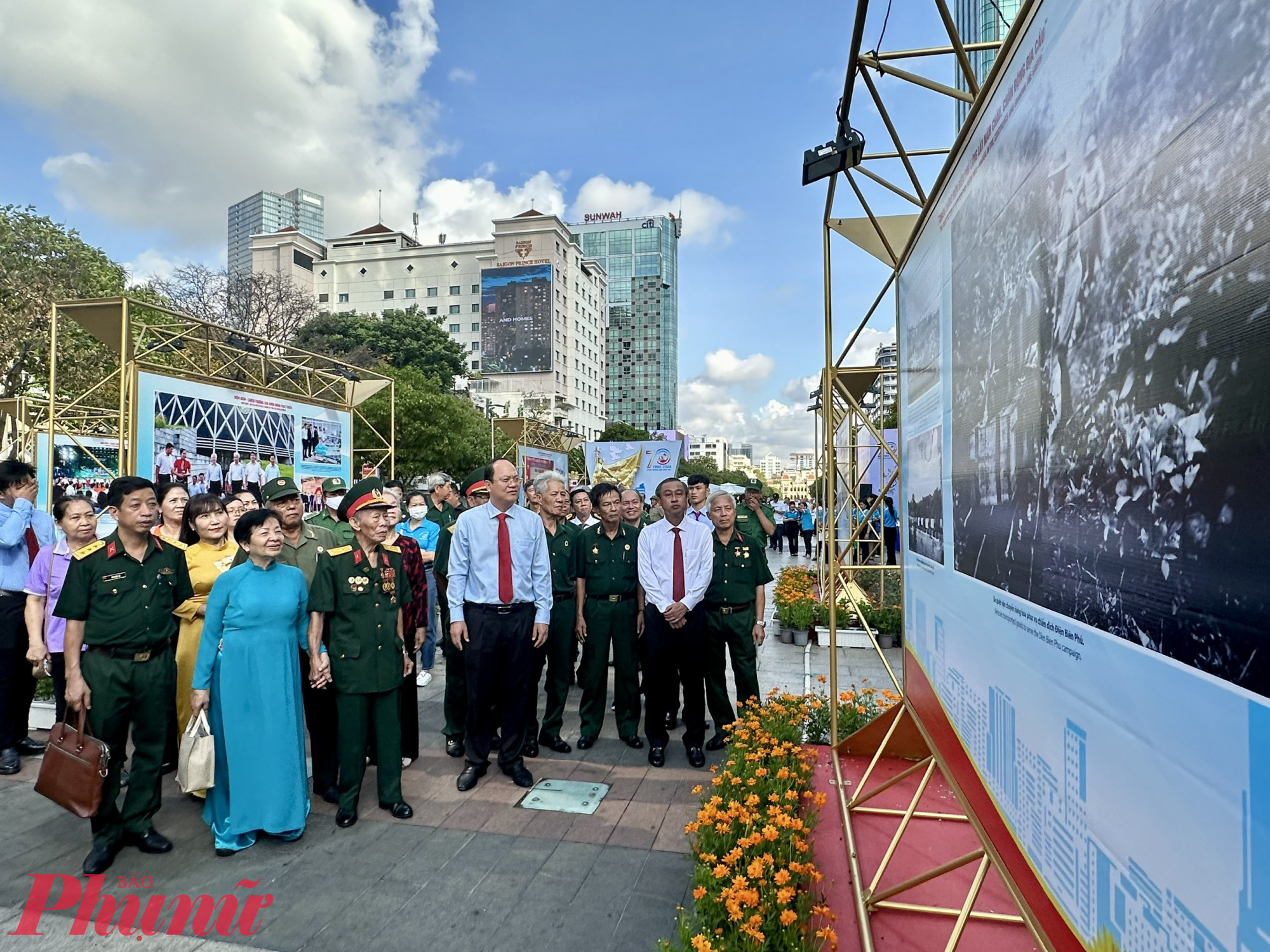 Triển lãm tái hiện lại hoàn cảnh lịch sử những chủ trương, quyết định chiến lược, chiến thuật sáng suốt, tài tình của Đảng, Chủ tịch Hồ Chí Minh, Đại tướng Võ Nguyễn Giáp và Bộ Chỉ huy Chiến dịch Điện Biên Phủ; diễn biến những trận đánh oanh liệt gắn với những địa danh lịch sử như Him Lam, Độc Lập, Đồi A1, sân bay Mường Thanh...