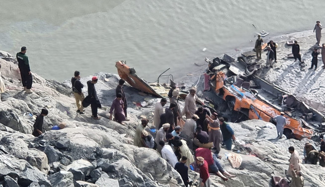 Nhân viên cứu hộ và người dân địa phương tìm kiếm nạn nhân trong đống đổ nát của chiếc xe buýt sau vụ tai nạn ở quận Diamer, vùng Gilgit-Baltistan ngày 3/5/2024. (Ảnh: SSP Diamer Sardar Sheheryar Khan/ Facebook)