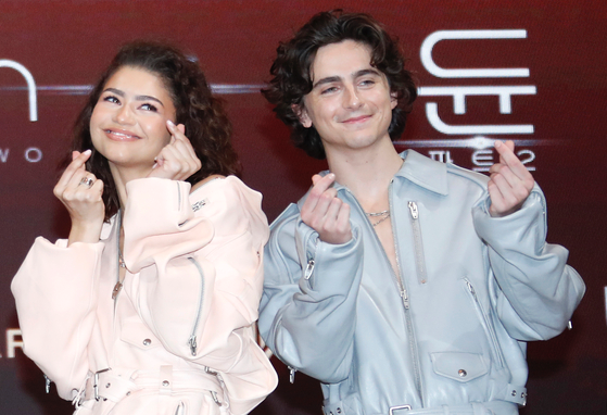 Zendaya, trái, và Timothee Chalamet tạo hình trái tim tại sự kiện báo chí quảng bá phim Dune: Part Two.