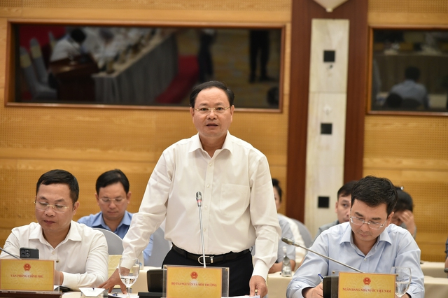 Thứ trưởng Bộ TN&MT Lê Minh Ngân trả lời câu hỏi về tiến độ ban hành các văn bản hướng dẫn thi hành Luật Đất đai 2023 (Ảnh: VGP)