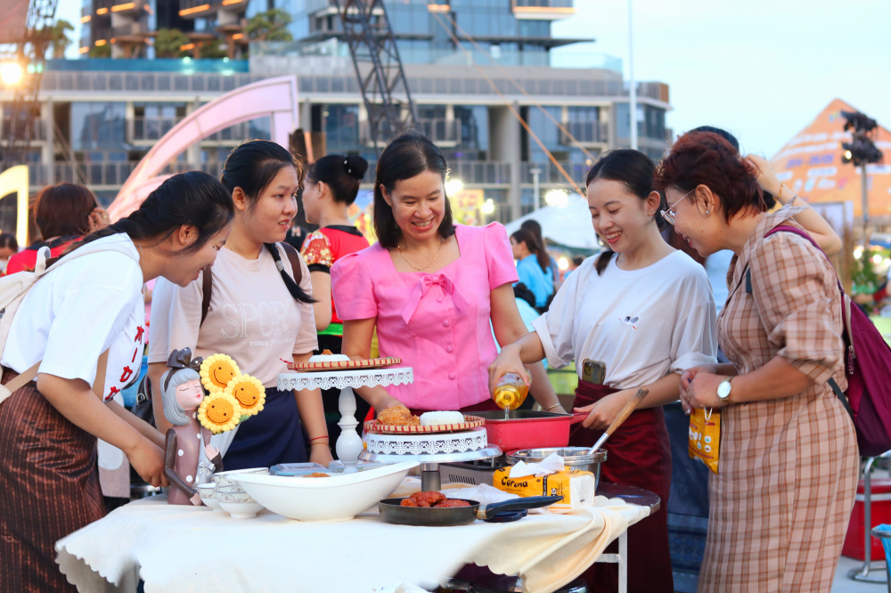 Chị Phùng Thị Thuỳ Vân (giữa) cùng các con nấu món Nasi Katok.