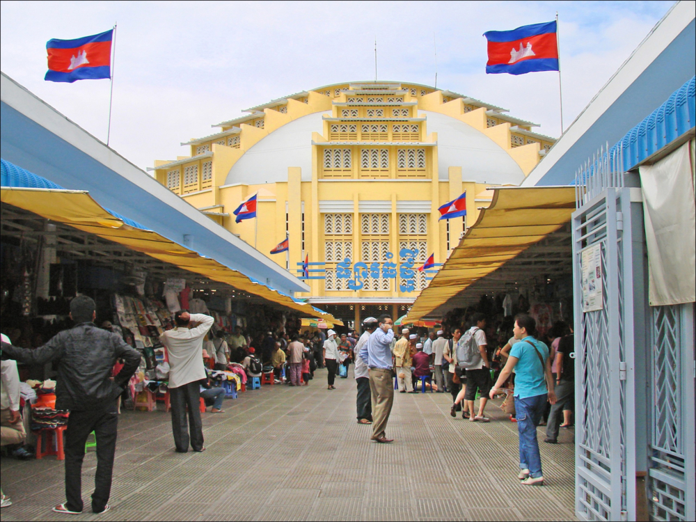 Rời khỏi Chùa Vàng Bạc, bạn nên thử một lần đến chợ mới Phnom Penh. Tại đây có nhiều loại đặc sản, trang sức và phụ kiện độc đáo để mua về làm quà cho người thân.