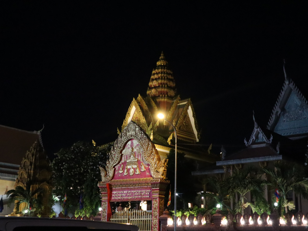 Màn đêm tại Phnom Penh được tô điểm bởi sắc vàng của các ngôi chùa dưới những ánh đèn đường.