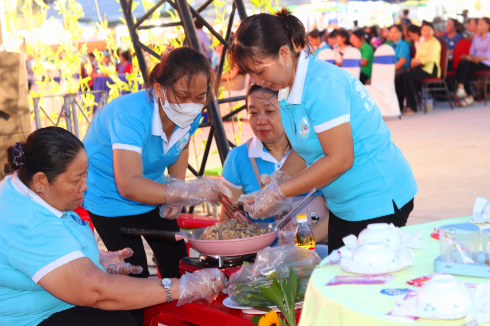 Cán bộ, hội viên phụ nữ TP Thủ Đức cùng trổ tài chế biến các món ăn đường phố.