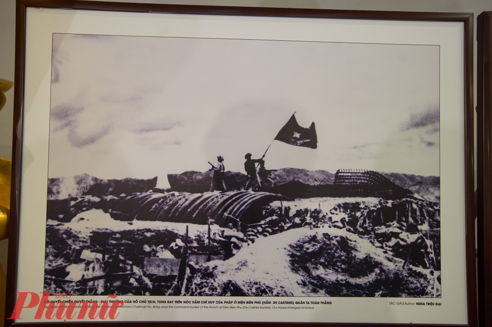 Hình ảnh lịch sử lá cờ quyết chiến quyết thắng tung bay trên nóc hầm chỉ huy De Castries báo hiệu toàn thắng của chiến dịch lịch sử Điện Biên Phủ.