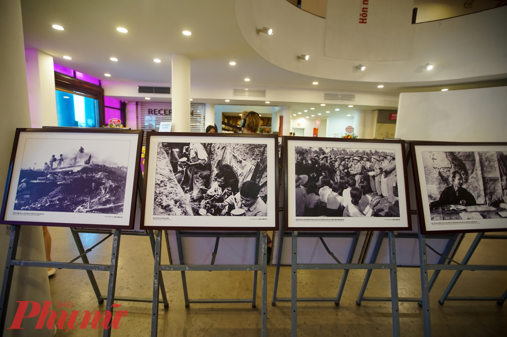 Triển lãm trưng bày 70 bức ảnh ứng với số năm kỷ niệm 70 năm chiến thắng lịch sử Điện Biên Phủ.