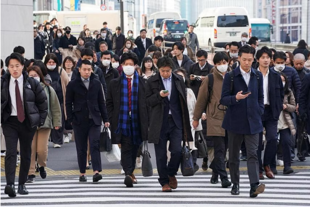 Tổng dân số Nhật Bản đã giảm đều đặn kể từ khoảng năm 2010, dẫn đến tình trạng thiếu lao động - Ảnh: AFP