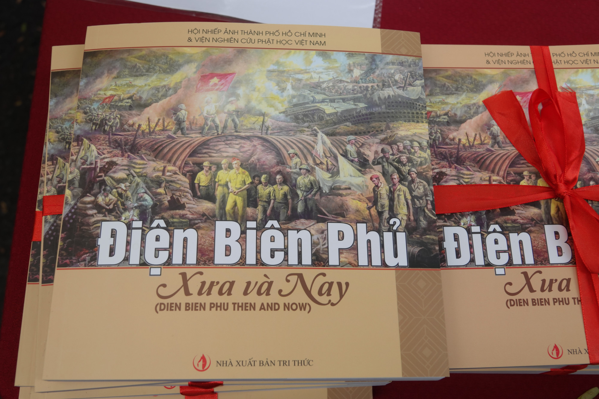 Sách ảnh được xuất bản nhân dịp kỷ niệm 70 năm Chiến thắng Điện Biên Phủ