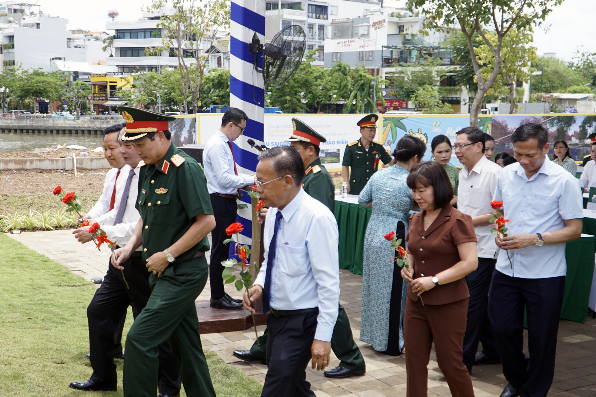 Các đại biểu đặt hoa tại bia tưởng niệm Đại tướng Võ Nguyên Giáp - Ảnh: Vũ Quyền