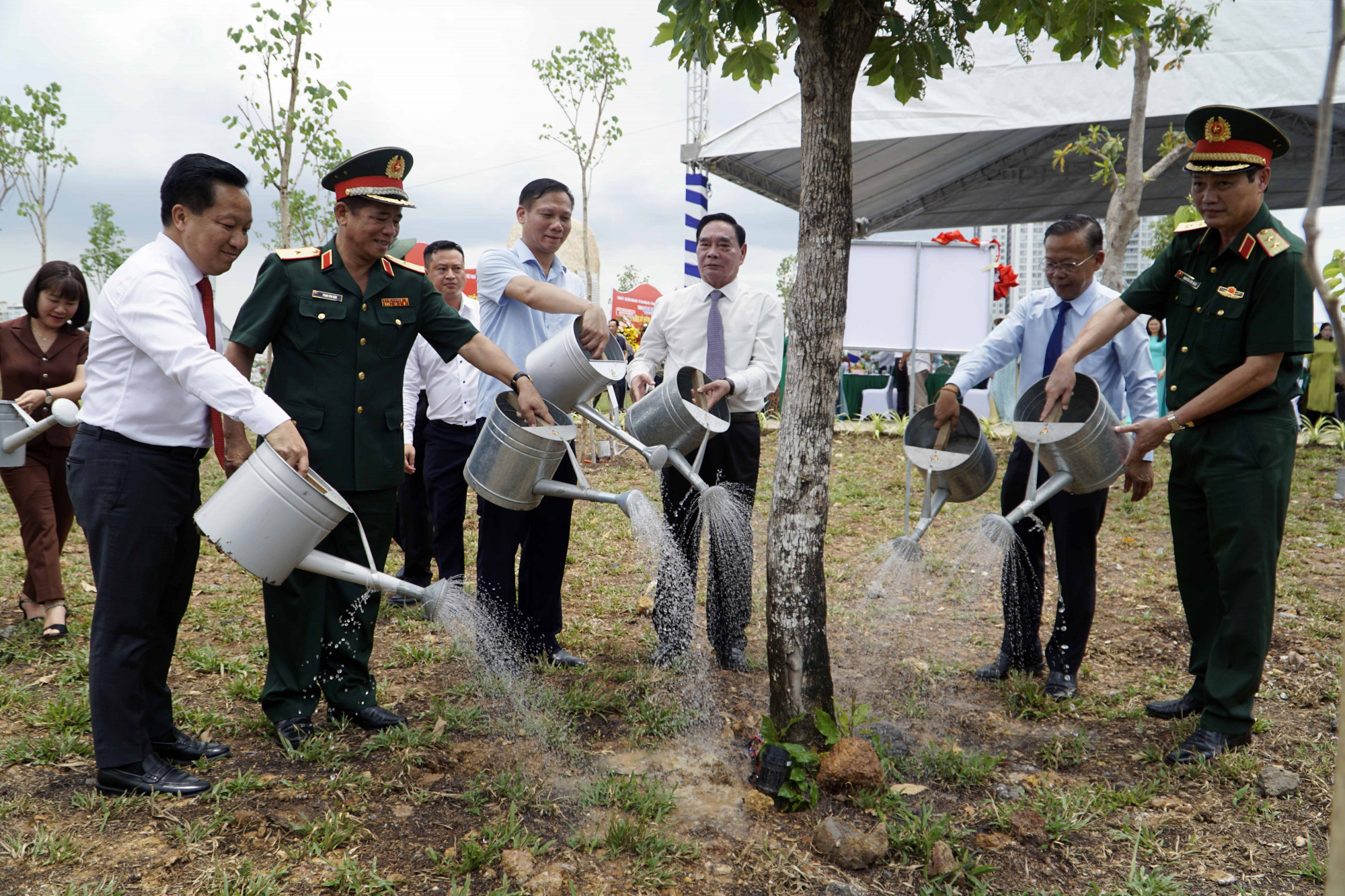 Các đại biểu tưới cây tại vườn hoa ban - Ảnh: Vũ Quyền