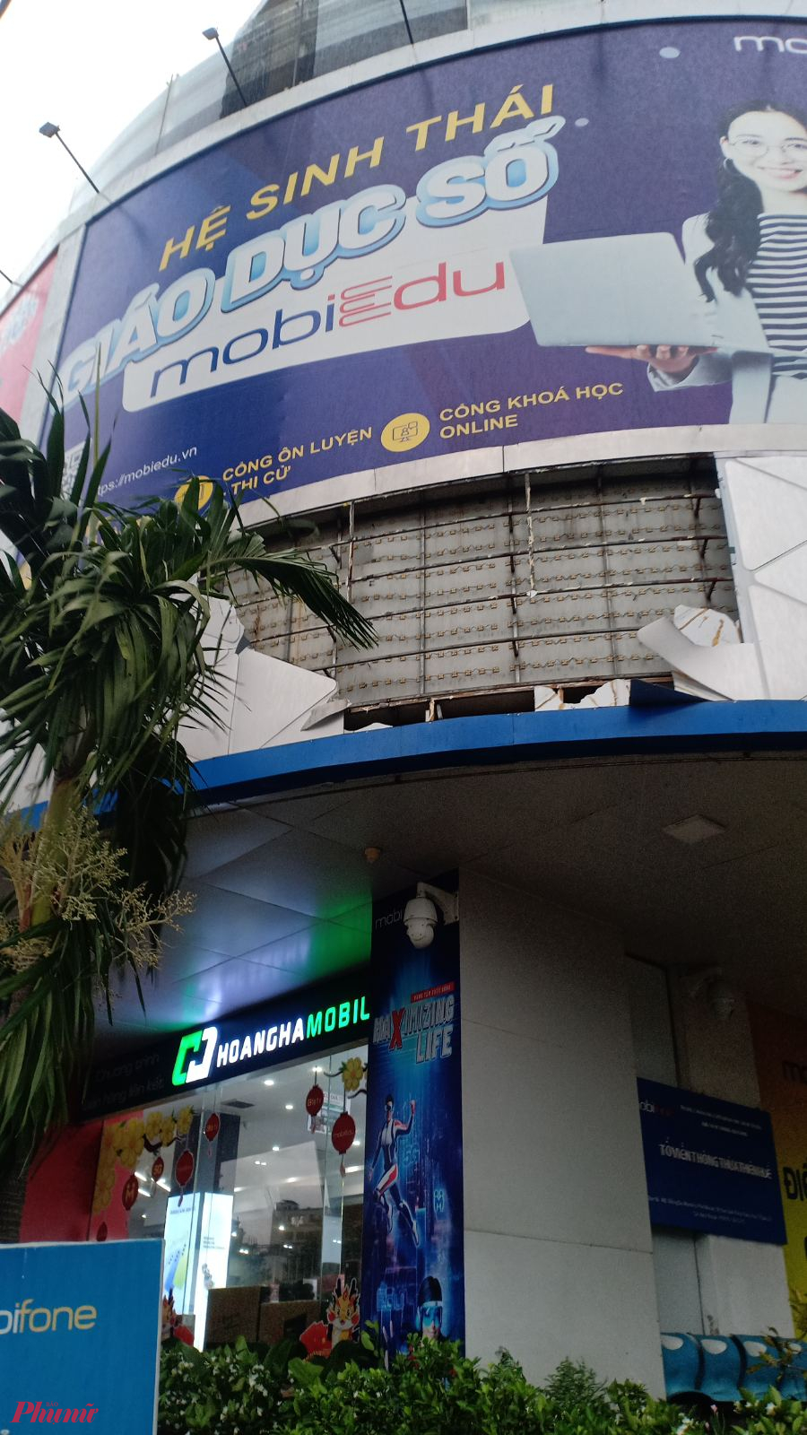 Nhiểu bảng hiệu quảng cáo ở TP Huế bay tung tóe sau trận mưa dông dài