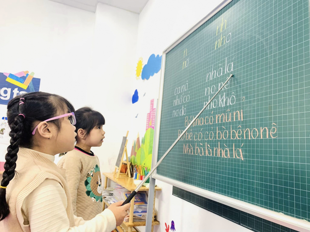 Học sinh lớp lá tại Hà Nội học chữ  chuẩn bị vào lớp Một - ẢNH: ĐẠI MINH