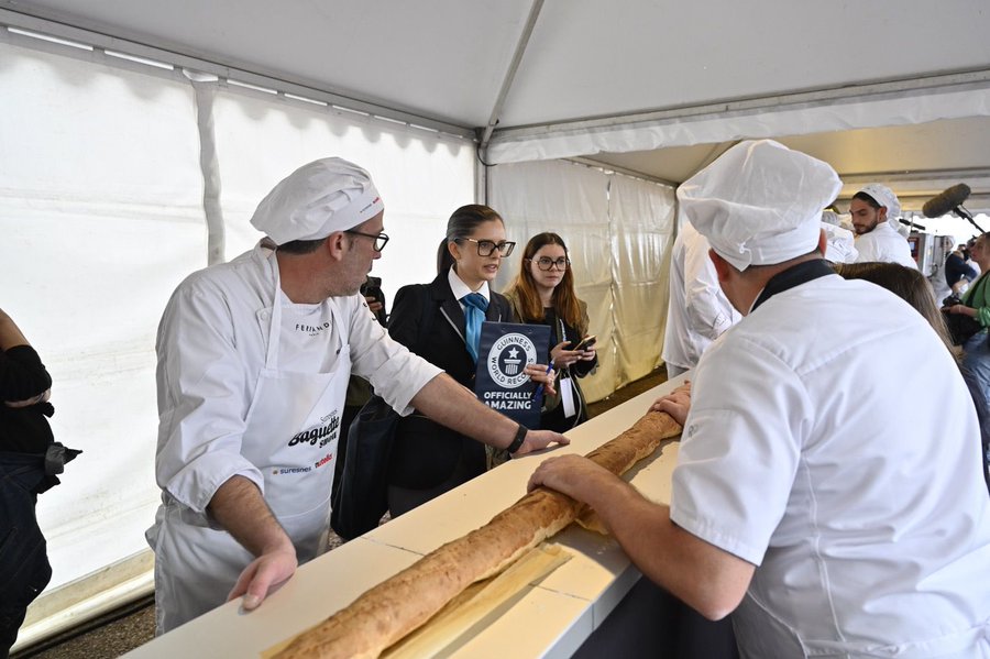 Chiếc bánh mì dài hơn 140 mét vừa lập kỷ lục thế giới - Ảnh: Guardian