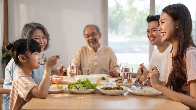 Dù có thế nào, các con vẫn luôn cố gắng làm theo ý muốn cha mẹ ở tuổi xế chiều (Ảnh minh họa)