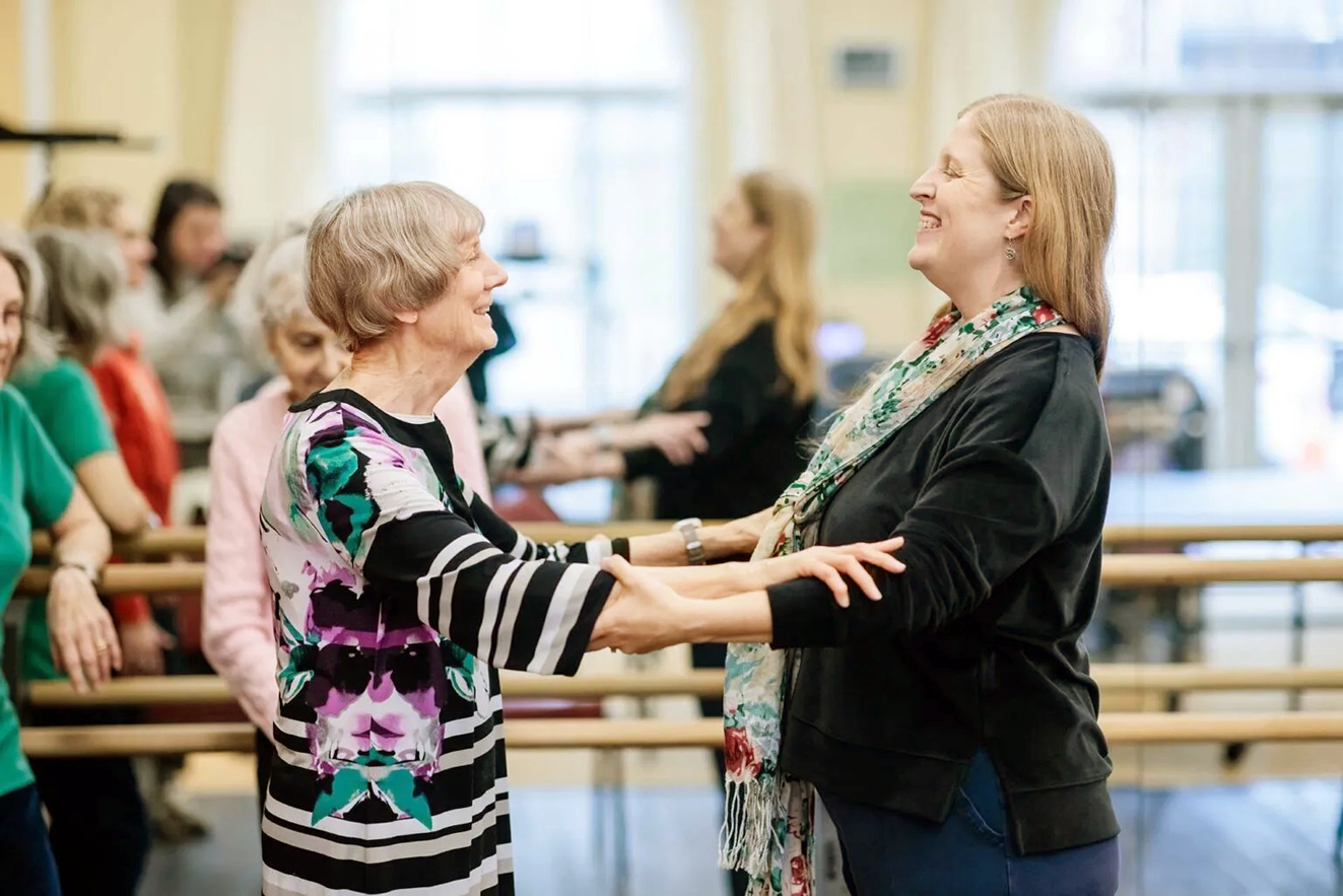 Cô Leslie Merrill Schmidt (phải) hỗ trợ những cụ già tham gia lớp học khiêu vũ tại nhà dưỡng lão Balfour Senior Living ở Denver (Mỹ) - ẢNH: ALYSON MCCLARAN (MSU Denver)